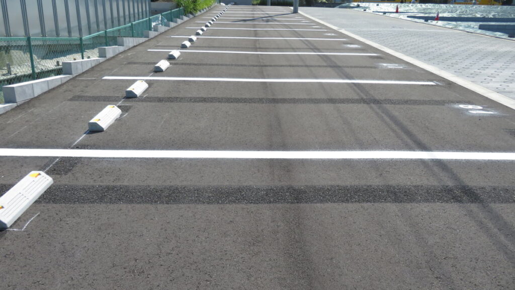 区画線ライン・番号・車止めが整った駐車場の完成状態